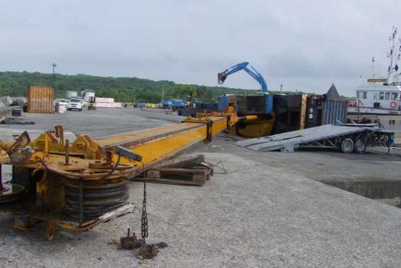Une grue tombe sur le quai