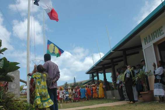 Bélep a levé les deux drapeaux