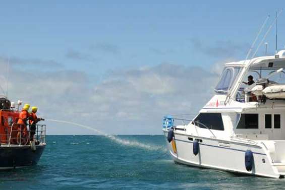 Un catamaran en flammes dans la baie Maa