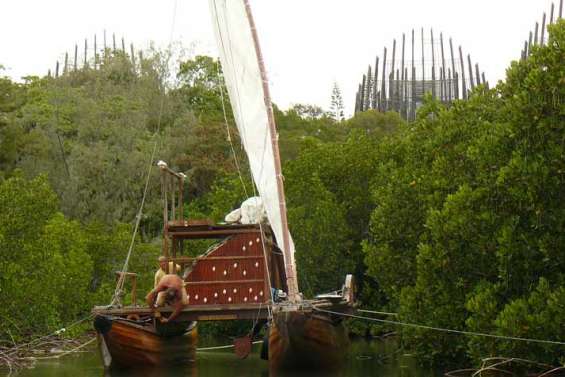 Meryemana au pied du chemin kanak