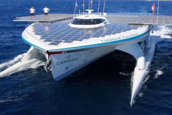 Un bateau solaire en escale