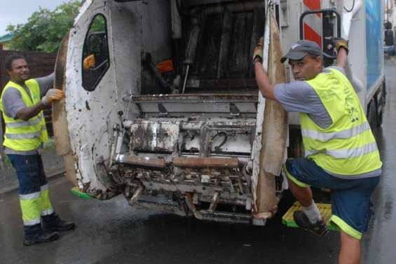 La collecte des ordures reprend mais la grève continue