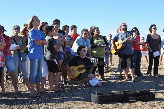 Hommage à Natan, tué par un requin