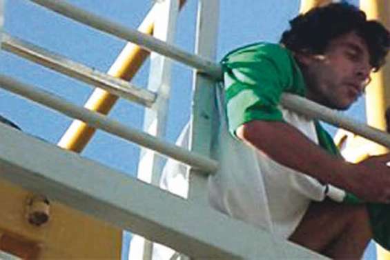 Un désespéré  se jette d'une grue