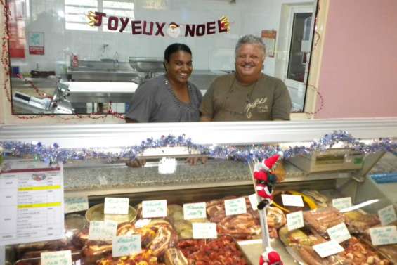 Moumouche sort la tête de l'eau