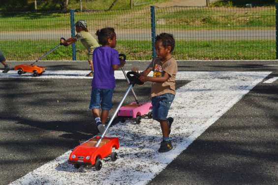 Petites voitures pour piétons en herbe