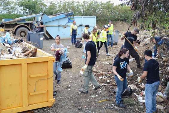 Sous les déchets, la ville