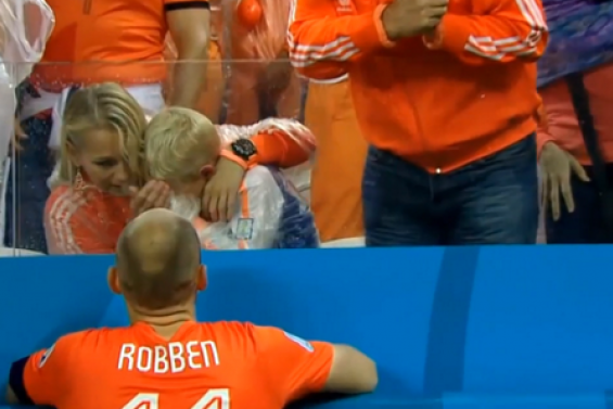 Robben devant son fils en pleurs