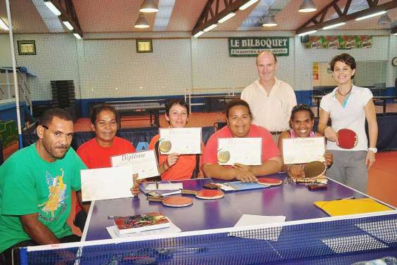 La raquette dans une main, le diplôme dans l'autre