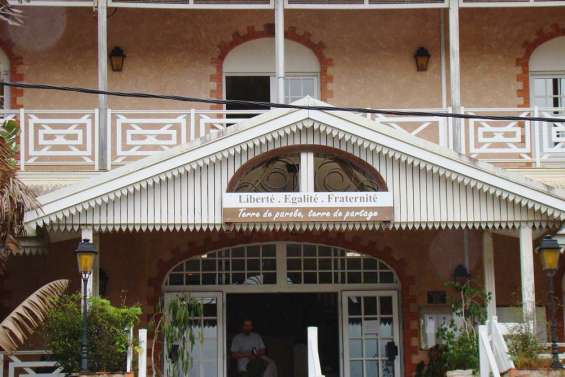 Un fronton, deux devises