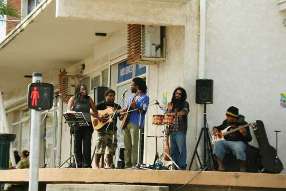 Les musiciens réveillent la rue