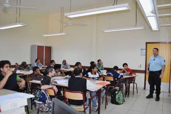 En classe avec un gendarme