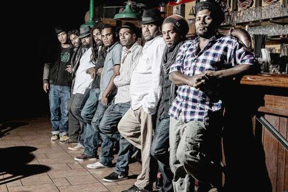 Neuf gars dans le vent