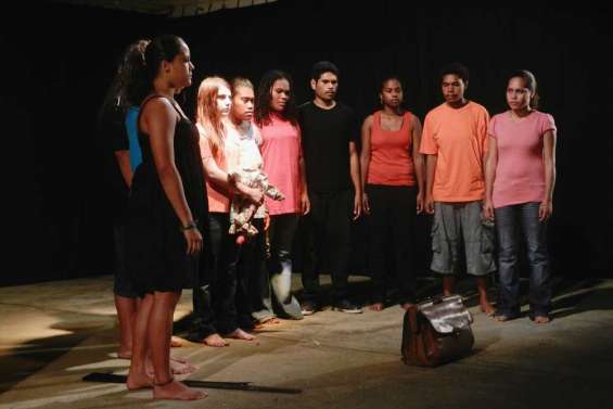 Sur le devant de la scène