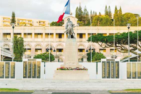 Trois clichés du monument aux morts aux Rencontres d'Arles