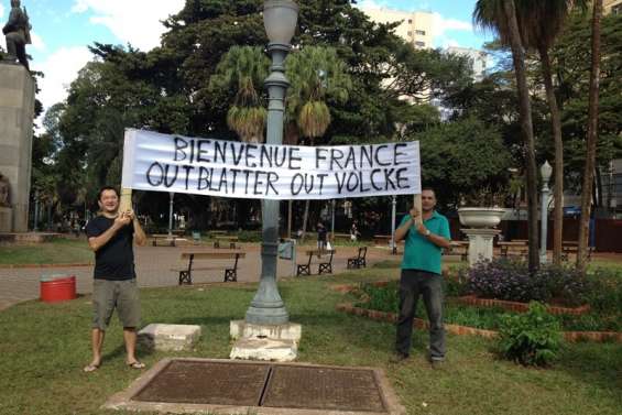 Banderole devant le théâtre des Bleus
