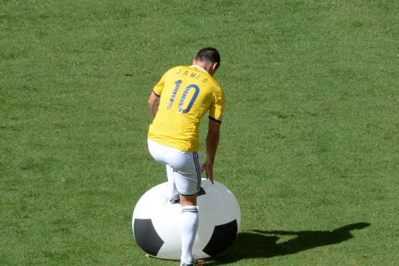 James crève un ballon géant