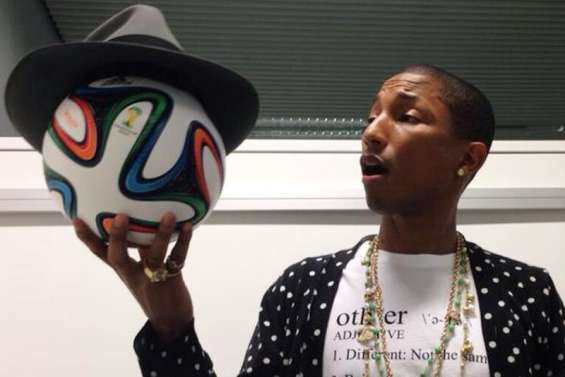 Pharrell pose avec le Brazuca