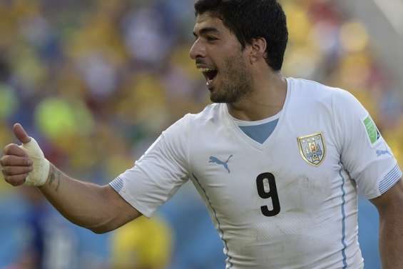 Le président de l'Uruguay défend Suarez