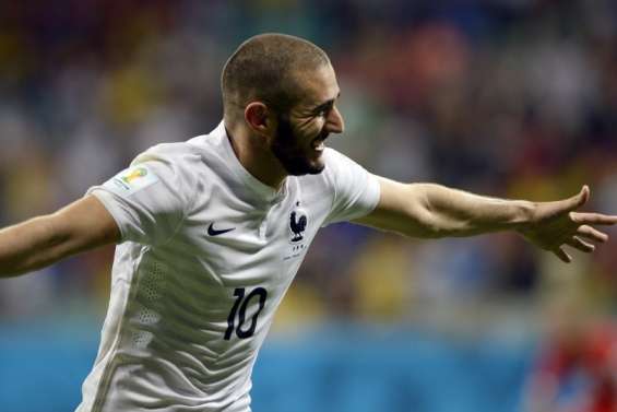 Rihanna s'adresse à Benzema sur Twitter