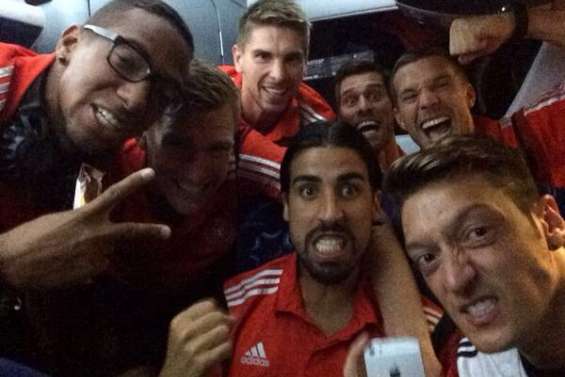 Les Allemands ravis dans l'avion