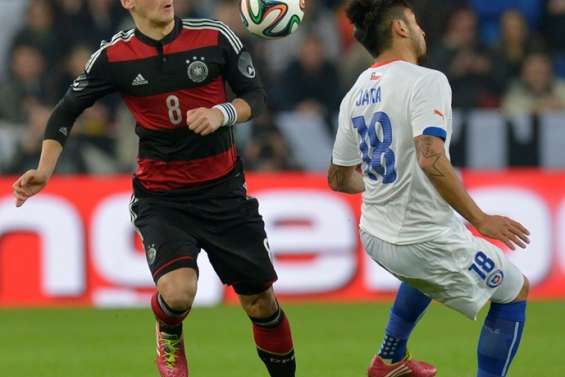 Özil rend hommage au Brésil