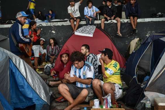 Comment les supporters argentins attendent la finale... au camping