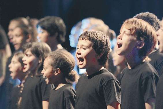 Les écoliers voyagent en chantant