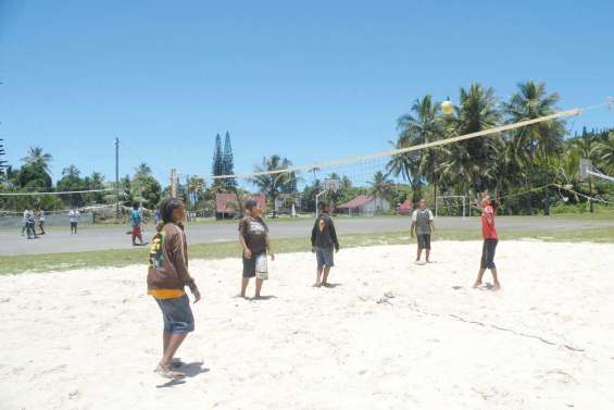 Un terrain de beach-volley au collège