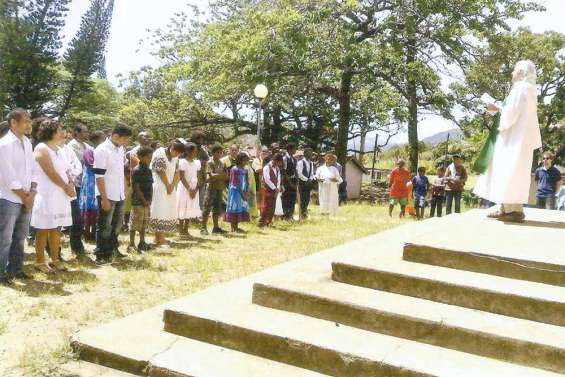 Baptêmes en famille en l'église de Tyé