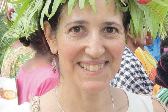 Elle peint avec les arbres