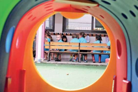 Les écoliers attendront la fin mars pour enfiler leurs uniformes