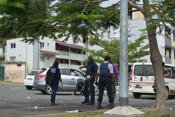 Une place de parking et des coups de feu