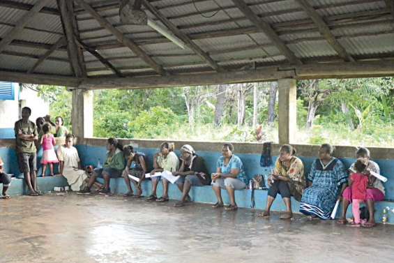 Les enseignants et les familles  se rencontrent sous le préau