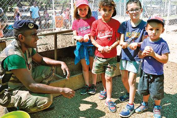Les enfants découvrent la ferme du RSMA