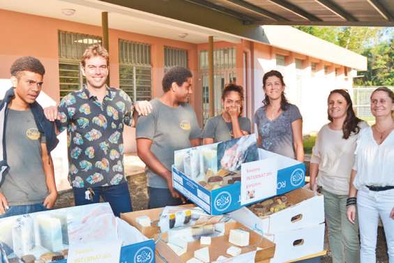Des savons faits maison ont été distribués au lycée