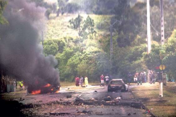 Au lendemain du référendum, des émeutiers défient l’État à Saint-Louis