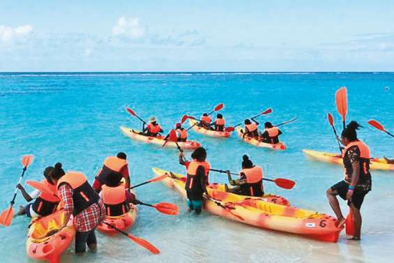 Des élèves de 4e du collège de Taremen en classe kayak, à Yejele