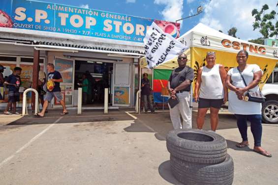 La CSTNC proteste devant l’alimentation Top Store