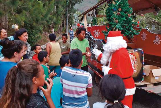 La tournée du père Noël a débuté dans les quartiers