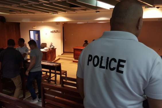 Il la menace d’un couteau car il ne « supporte plus de l’entendre »