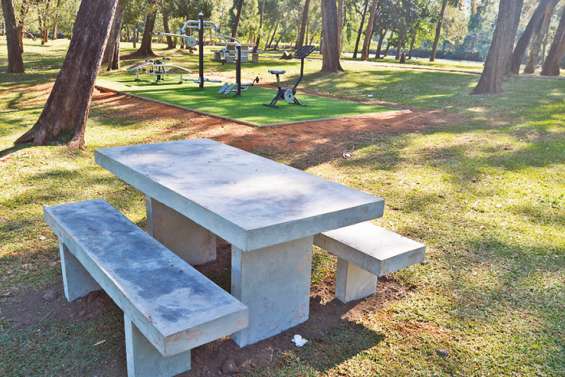 Trois nouvelles tables en béton installées au parc Fayard
