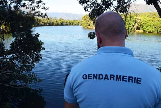 Une voiture dans l'eau à Nakutakoin