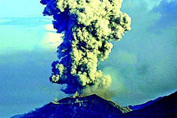 Le volcan Manam entre de nouveau en éruption