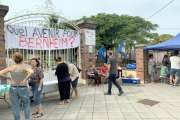 Les salariés en grève devant la bibliothèque Bernheim