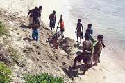Des ossements humains trouvés par des enfants sur une plage de Maré