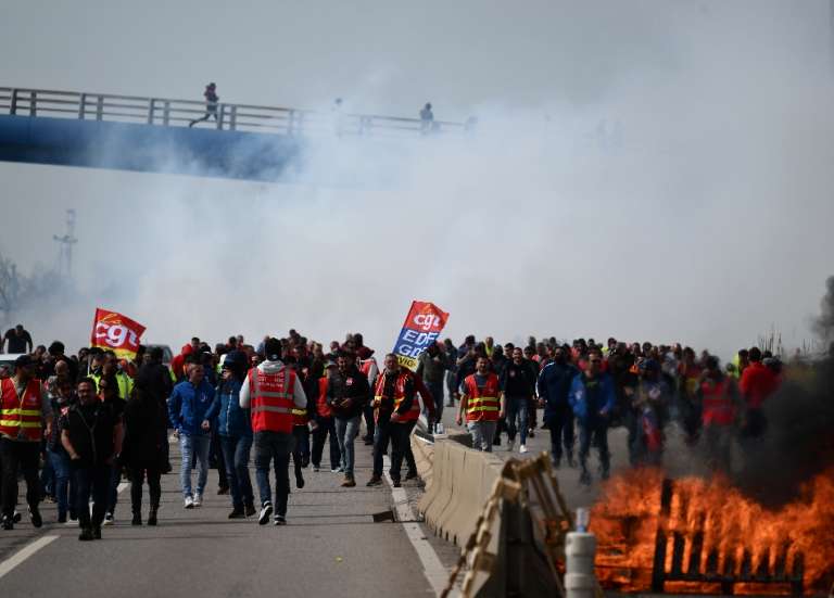 Retraites: réquisitions au dépôt pétrolier de Fos-sur-Mer face au durcissement de la grève