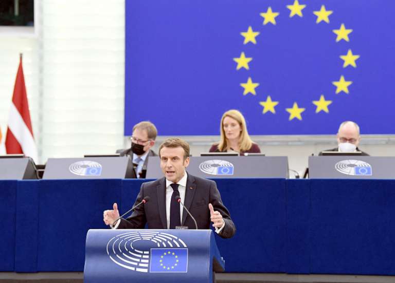 Politique : Macron face aux Européens