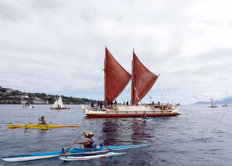 Une pirogue traditionnelle relie Hawaï à Tahiti grâce aux étoiles
