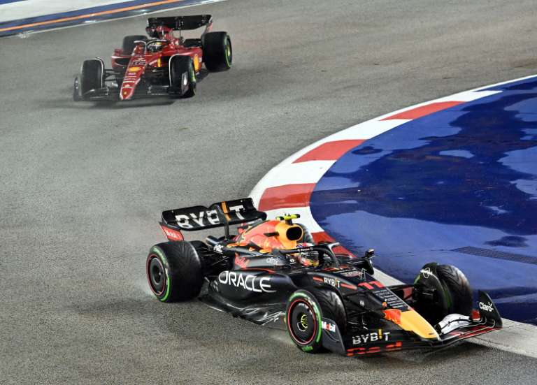 Sergio Pérez s'impose à Singapour, Verstappen attendra pour le titre